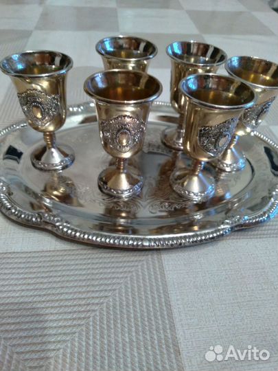 Набор рюмочек из нержавеющей стали на подносе