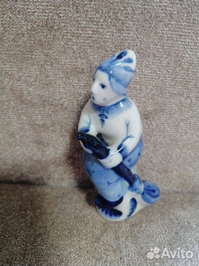 Фарфоровая статуэтка 