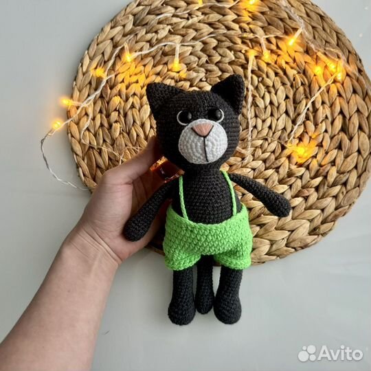 Вязанные игрушки - Котик в шортиках