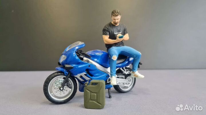 Фигурка 1:18. Чувак в адиках