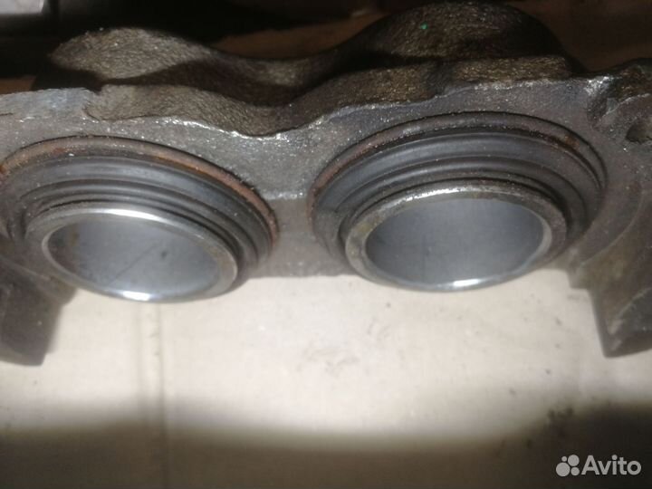 Левый суппорт Паджеро