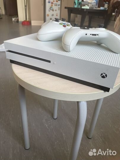 Xbox One S + 2 геймпада