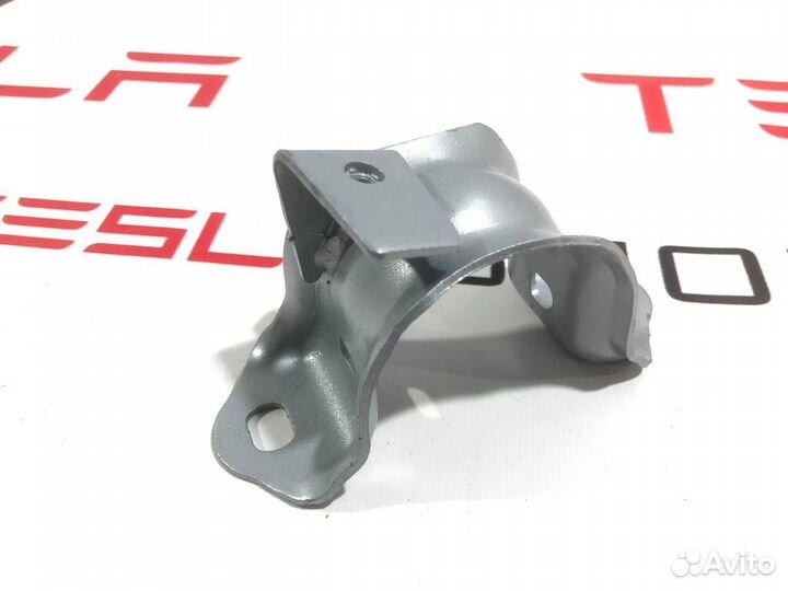 Кронштейн крепления (скоба) стабилизатора Tesla