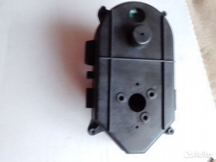 Корпус привода и две шестерёнки электромясорубки