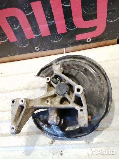 Кулак задний правый Volkswagen Passat B7 CDA 2011