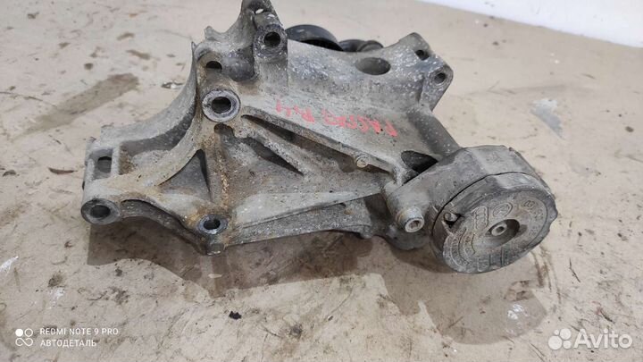 Натяжитель ремня Volkswagen Passat B4