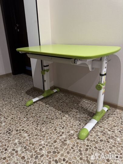 Парта, стол для школьника