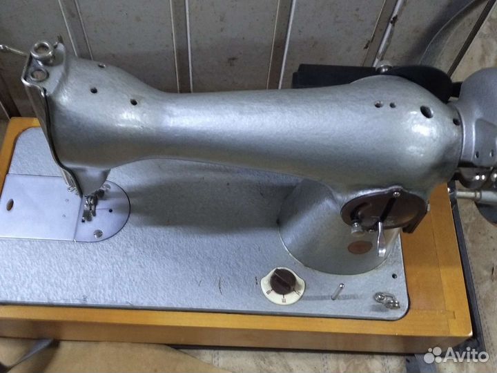 Швейная машинка с электрическим приводом