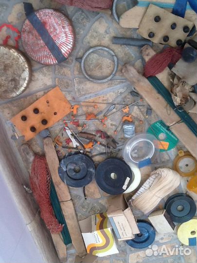 Рыболовные крючки,леска,поплавки