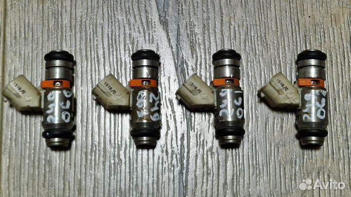 Форсунка топливная бензиновая Volkswagen Golf 4