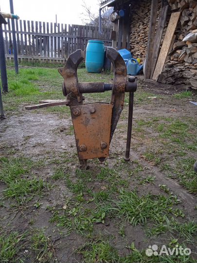 Тиски трубные СССР и кузнечные