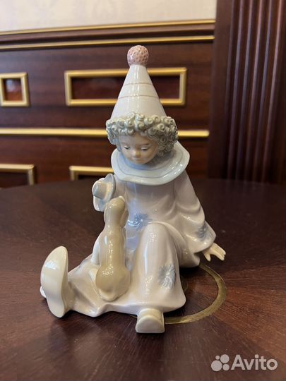 Фарфоровая фигурка девочка с собачкой