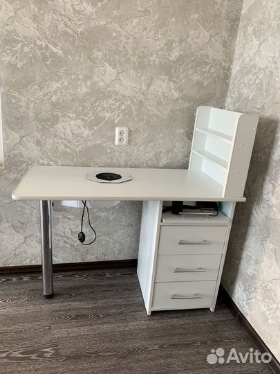 Маникюрный стол с вытяжкой