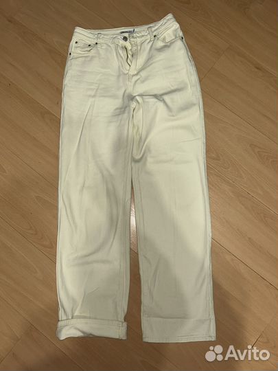 Джинсы светло-лимонного цвета