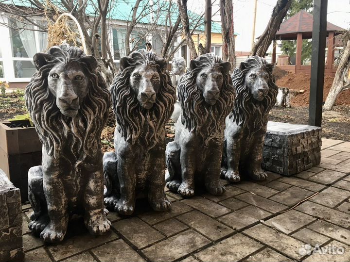 Скульптура «Лев на пьедестале»