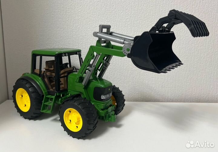 Bruder Трактор John Deere