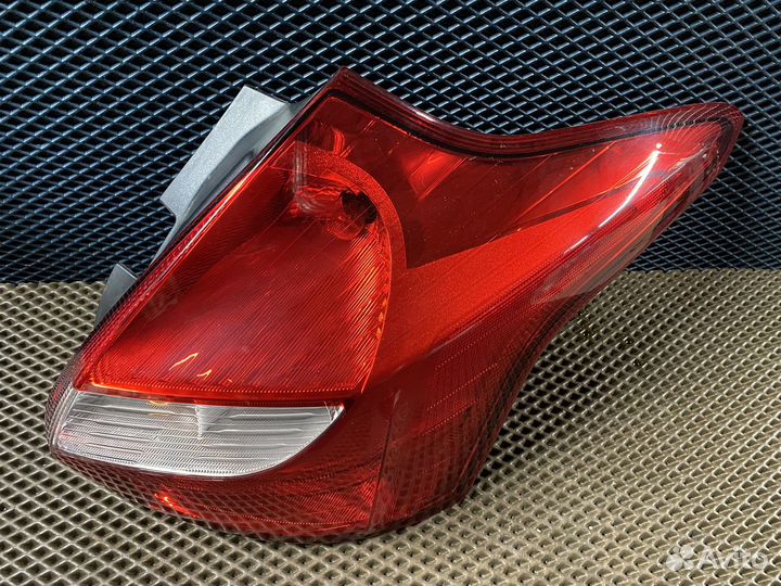 Фонарь правый Ford Focus 3 хэтчбек до рестайлинг