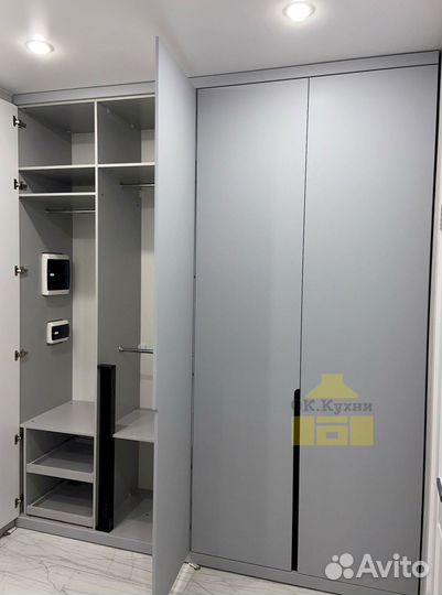 Зеркальный шкаф