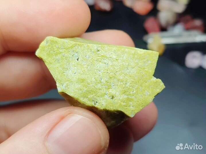 Фисташковый опал. Природный