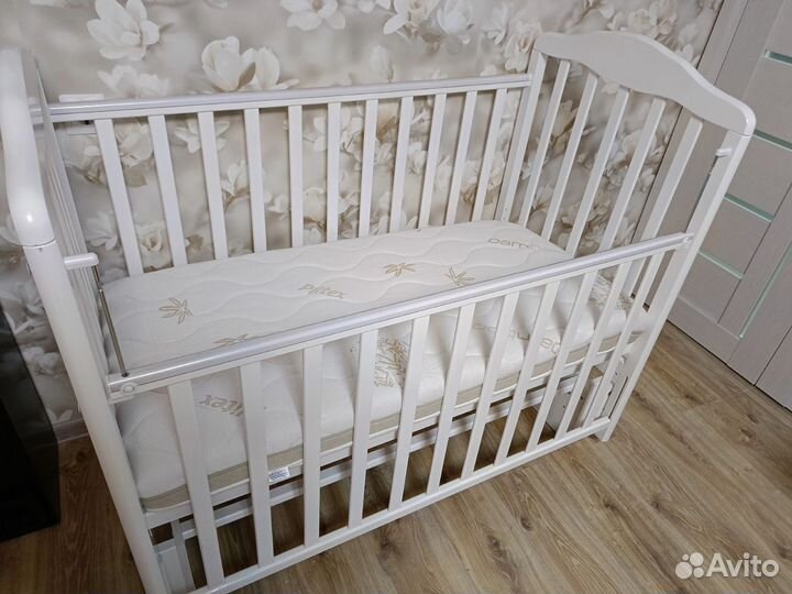 Детская кроватка с маятником (2 вида)