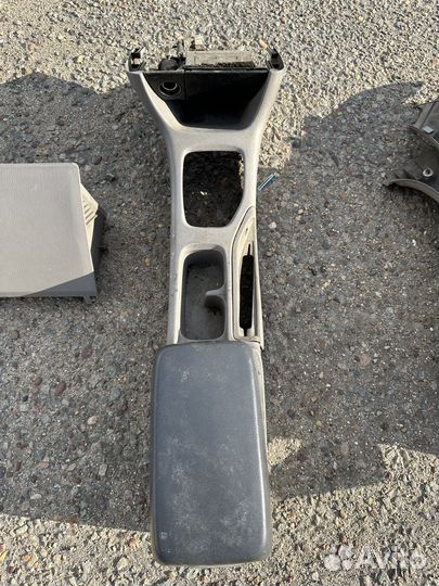 Продам подлокотник Toyota Caldina 1998г