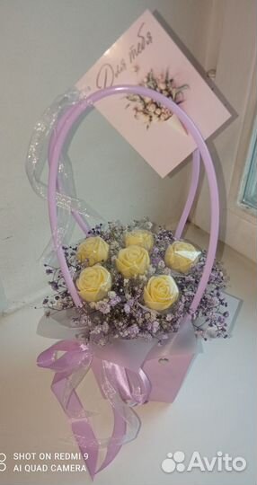 Букеты из живых и шоколадных цветов