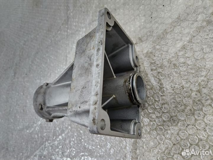 Опорный кронштейн привода BMW X5 X6 E70 E71