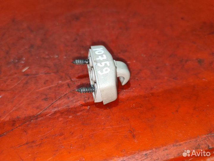 Крючок солнцезащитного козырька Volkswagen Golf 4