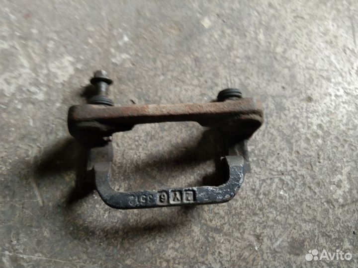 Скоба заднего суппорта Ниссан Мурано Z50