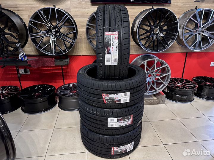 RoadX RXMotion U11 245/40 R19 и 275/35 R19 100Y