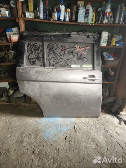 Дверь на Тойоту isis