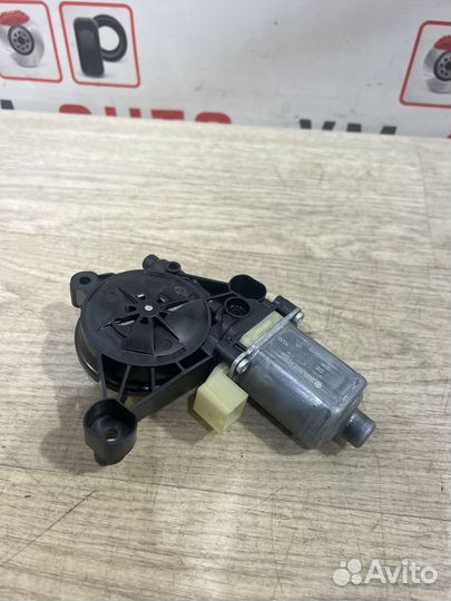 Моторчик стеклоподъемник пер.правый Porsche Macan