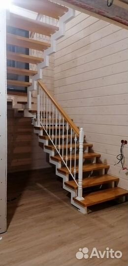 Лестница с площадкой на второй этаж