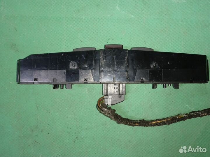 Opel Astra (H) III кнопка аварийной сигнализации