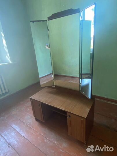 Трюмо с зеркалом
