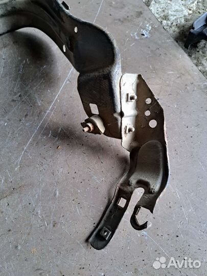 Кронштейн фары правый Mercedes W203