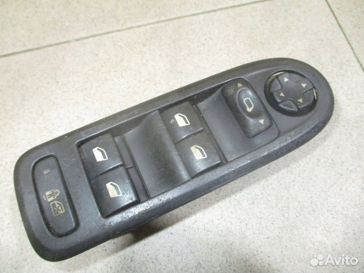 Блок управления стеклоподъемниками Peugeot 308