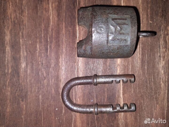 Навесной замок старинный