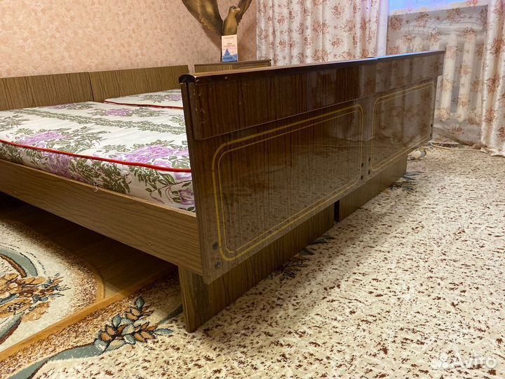 Кровать двухспальная с матрасом