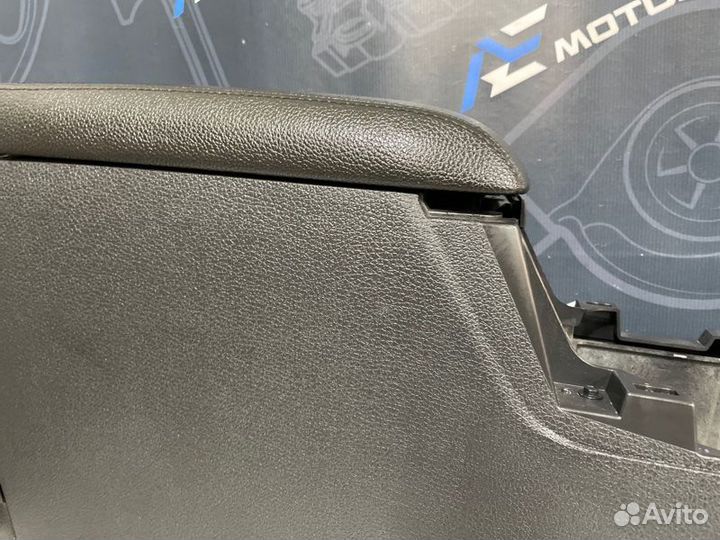 Подлокотник передний Ford Explorer U251 4.6L 3V V8