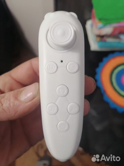 Очки виртуальной реальности с джойстиком