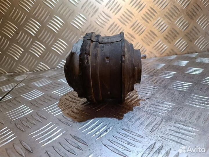 Подушка крепления двигателя Mercedes C W203 2000