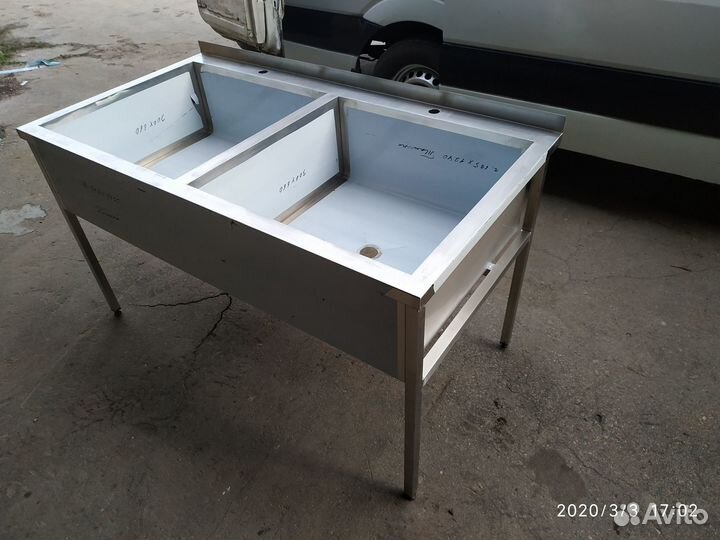 Кухонный стол с мойкой