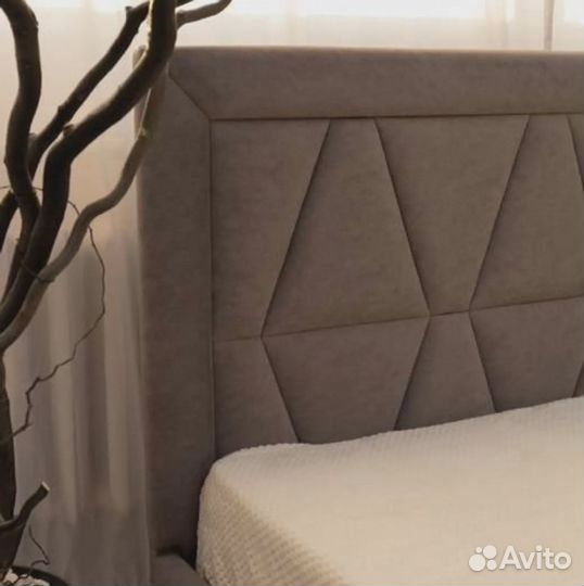 Кровать двухспальная с матрасом, все как в описании