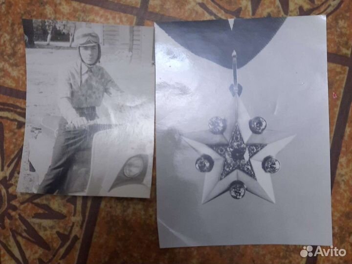 Фото с мотоциклистом и елочной игрушкой