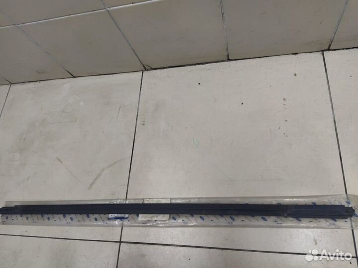 Молдинг стекла двери передней правой хром