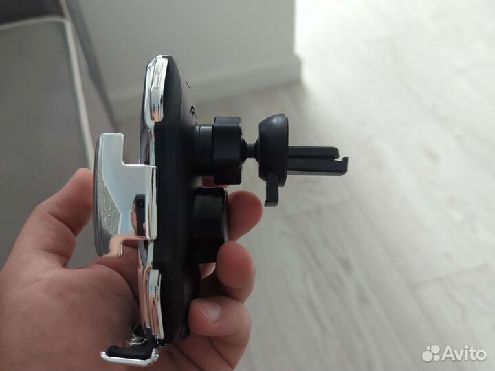 Беспроводная зарядка в машину