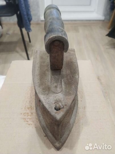 Старый утюг на углях