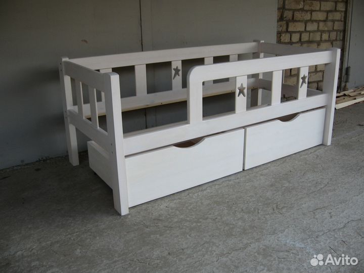 Детские стол и стул. Детские кровати