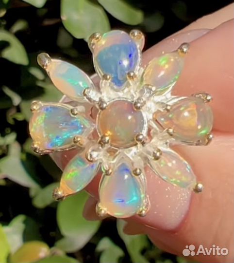 Серебряное кольцо с опалами